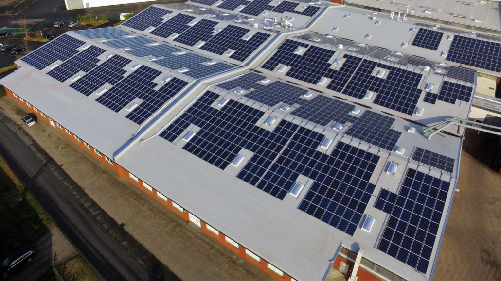 Photovoltaikanlage auf einem Industriehallendach der Firma Hartmann